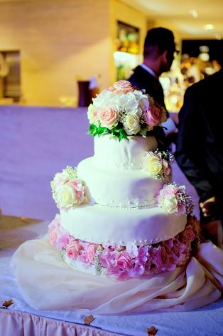 Floral decorations for the wedding cake 