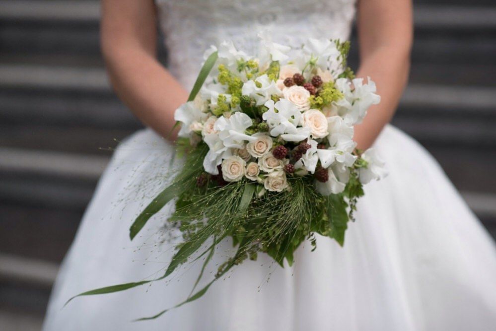 Bouquet da sposa con more e pisello odoroso 
