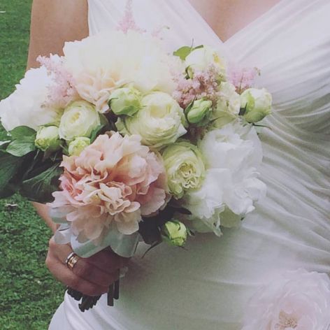 Bouquet da sposa con peonie e rose