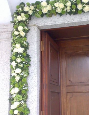 Ghirlanda di fiori: matrimonio alla Chiesa di Novaglio