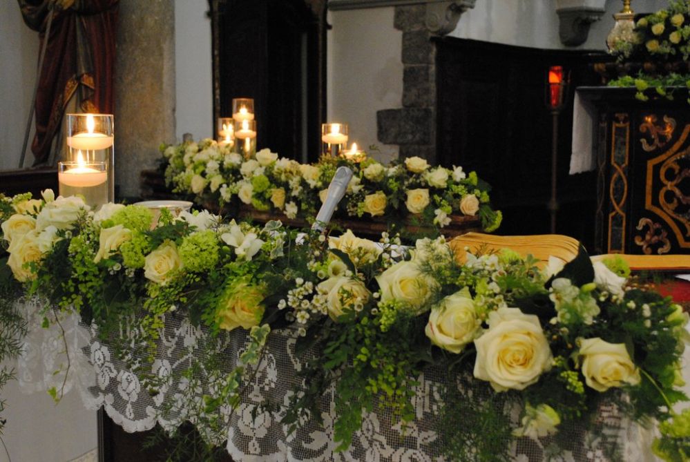 Flower arrangement of an altar with roses, lilacs and viburn