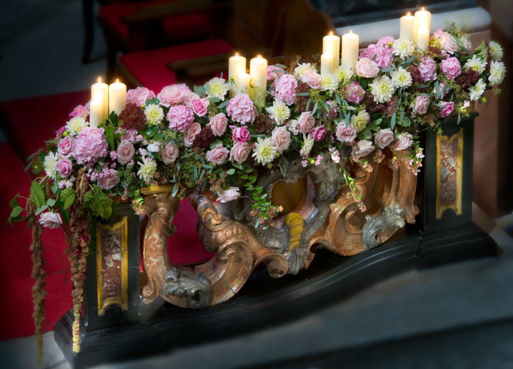 Creazioni floreali con candele per matrimonio in chiesa