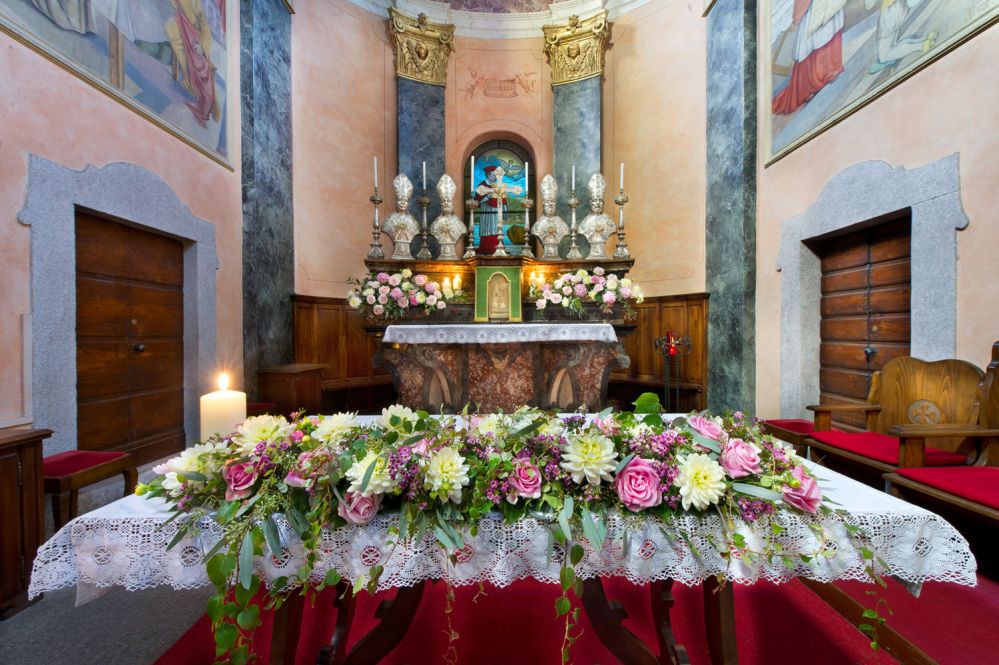 Fiori e candele per matrimonio in chiesa a Feriolo
