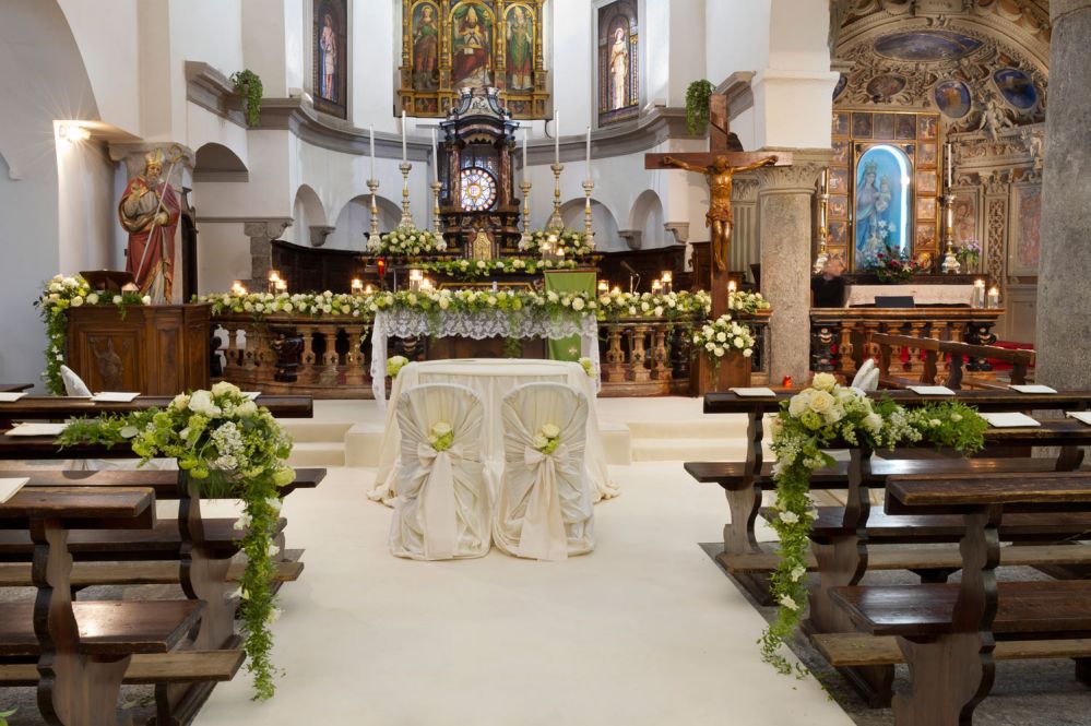 Addobbi floreali per matrimonio in chiesa sul Lago Maggiore