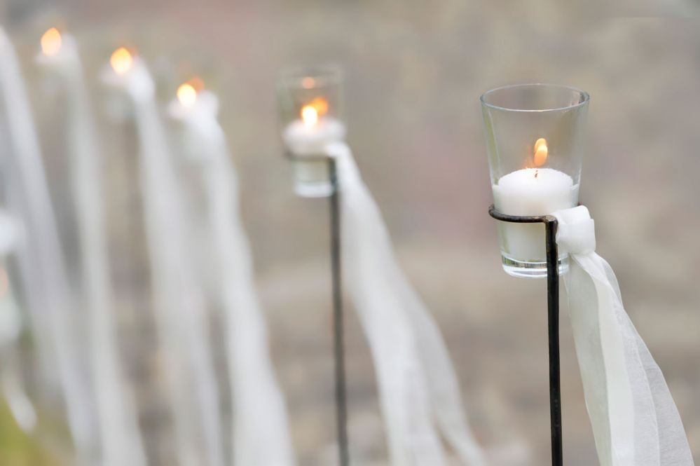 Decorazioni per matrimonio sul lago con fiori e candele