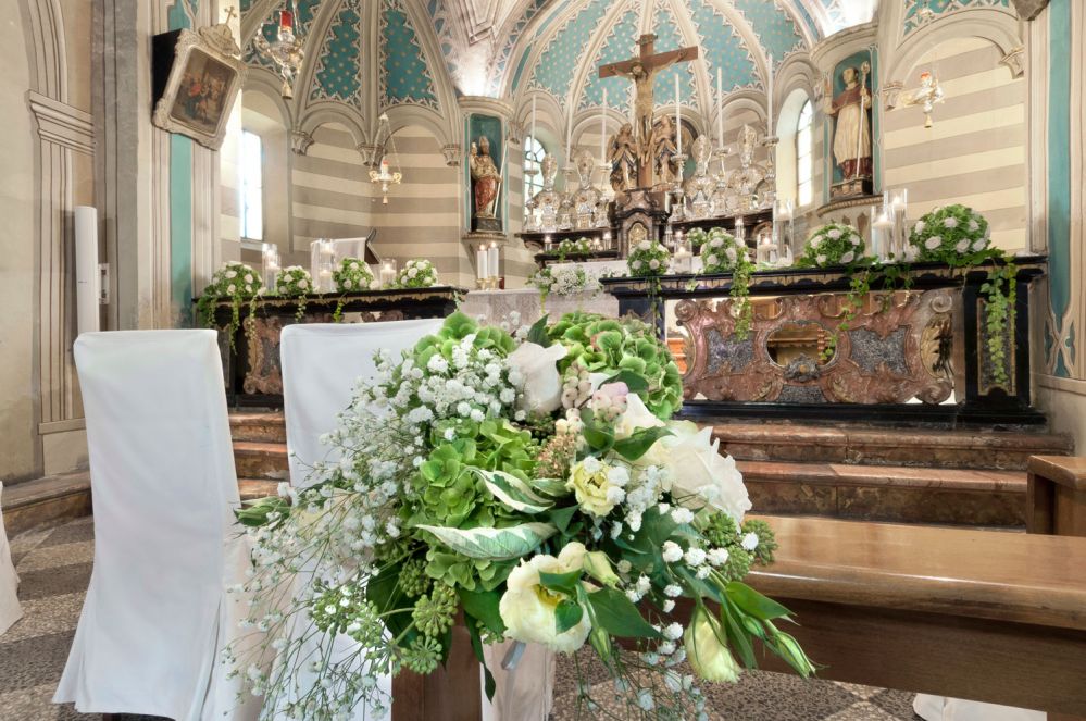 Allestimento floreale per cerimonia religiosa a Carpugnino