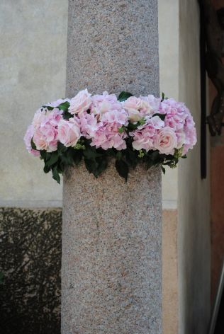 Ghirlanda floreale su colonna della chiesa