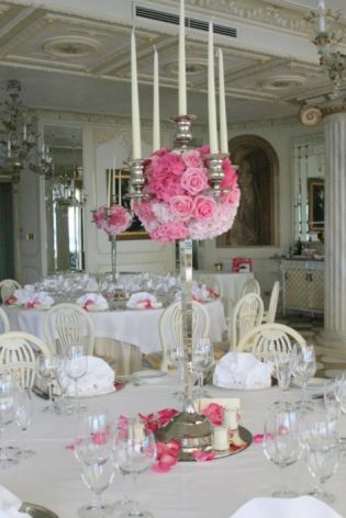 Candelabri con rose e ortensie per matrimonio in Villa Aminta