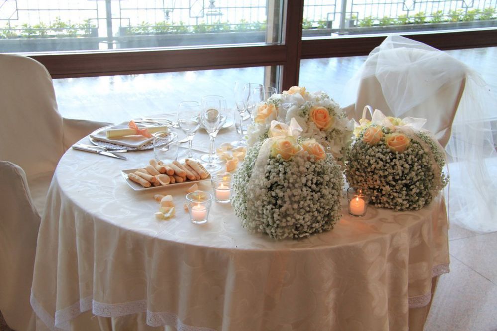 Centerpieces for weddings with roses and gypsophila