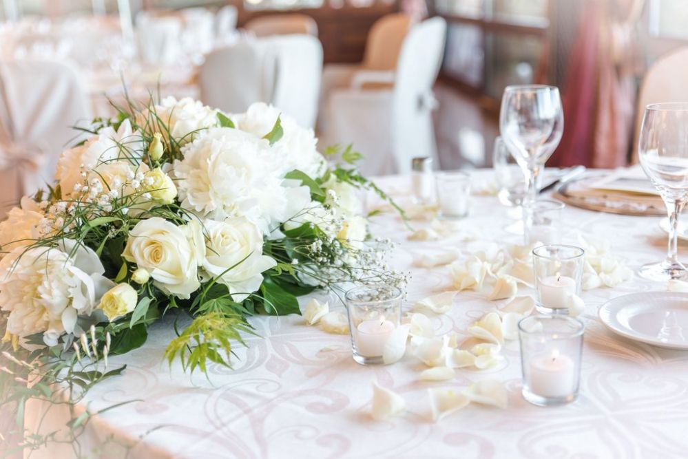 Allestimento tavoli per matrimonio - rose e peonie