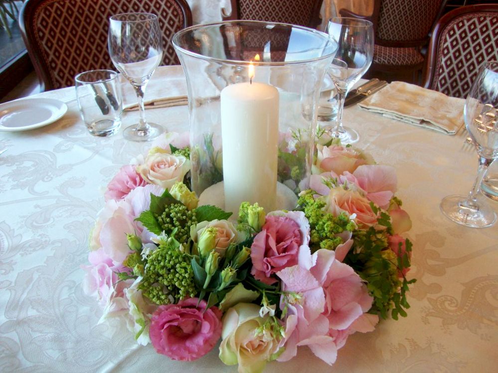 Table centerpiece with paeonias and roses 